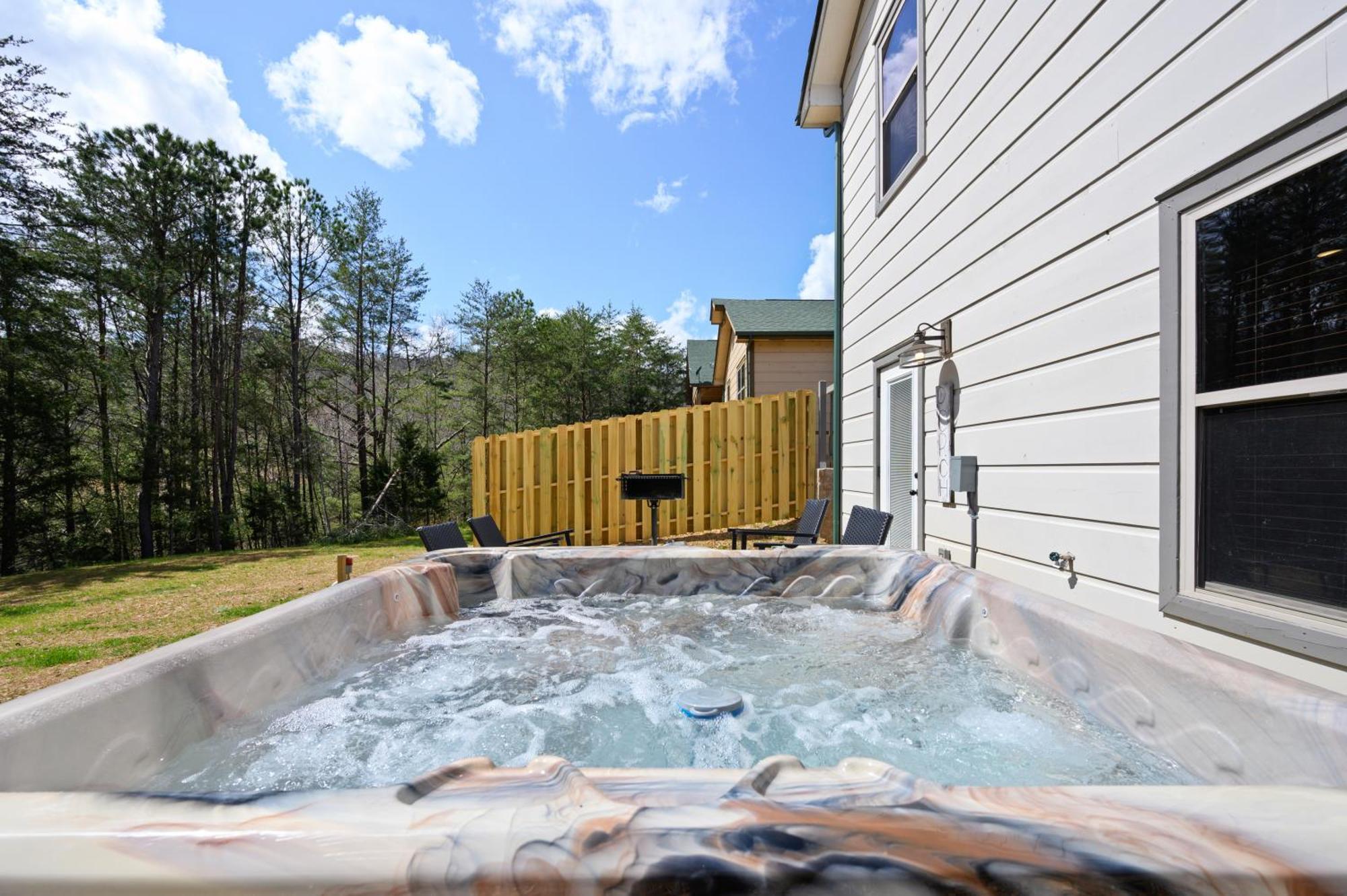 Luxury 3-Br Cabin Minutes From Parkway With Game Room And Hot Tub Pigeon Forge Zewnętrze zdjęcie