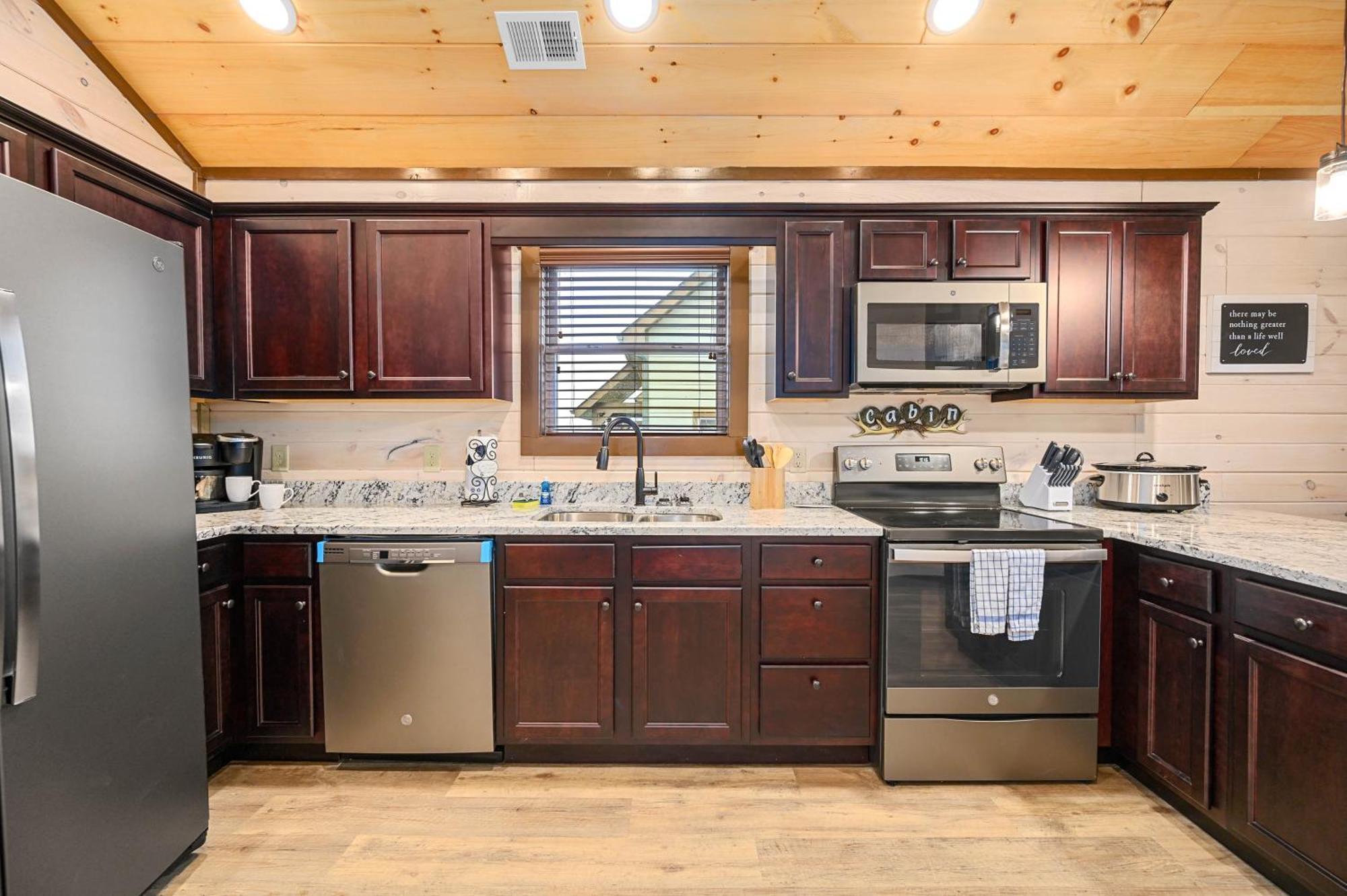 Luxury 3-Br Cabin Minutes From Parkway With Game Room And Hot Tub Pigeon Forge Zewnętrze zdjęcie