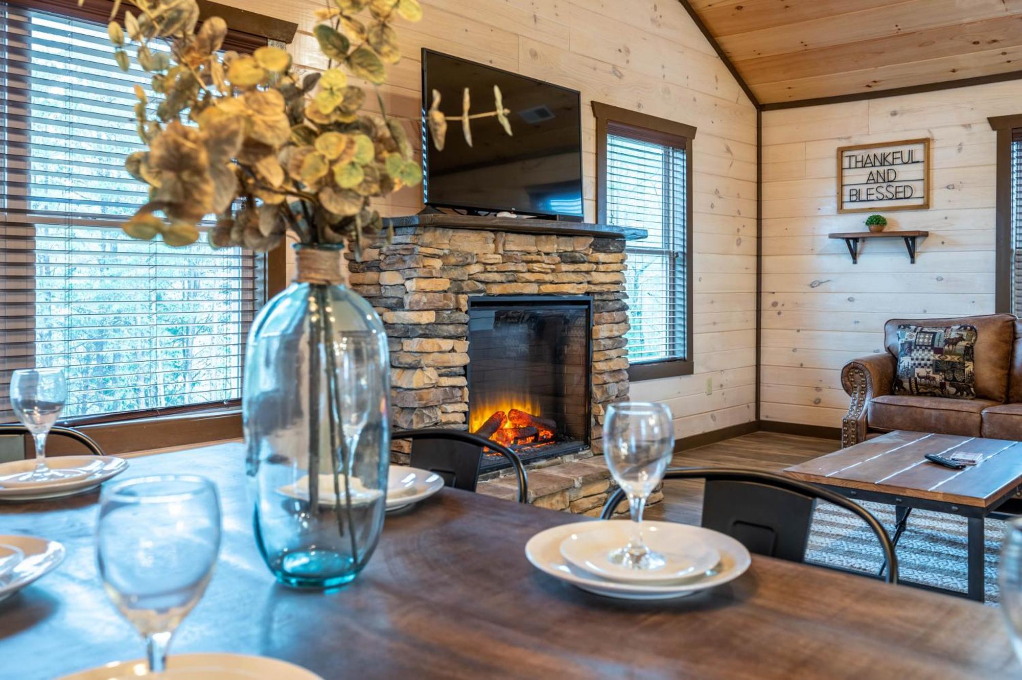 Luxury 3-Br Cabin Minutes From Parkway With Game Room And Hot Tub Pigeon Forge Zewnętrze zdjęcie