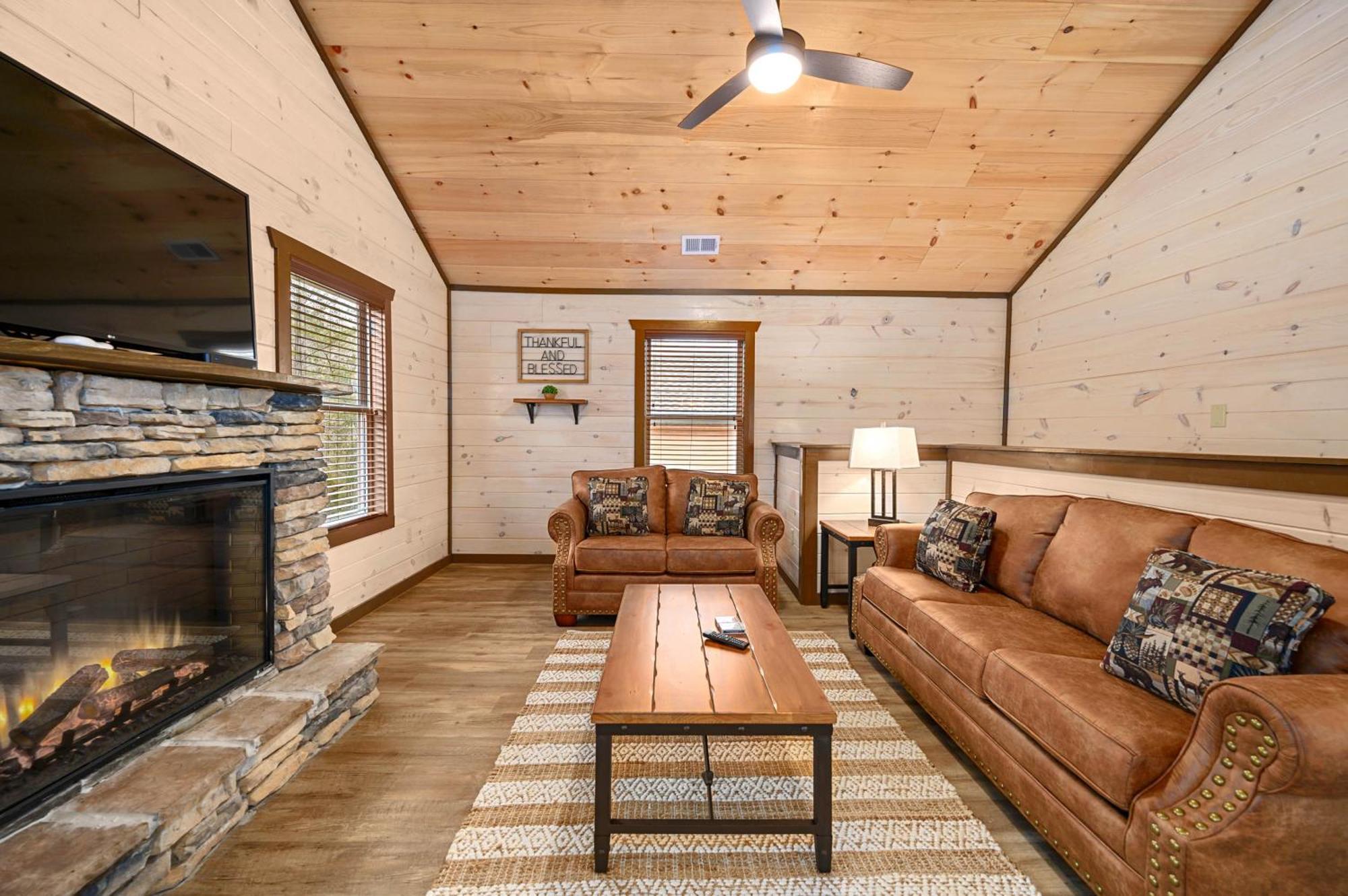 Luxury 3-Br Cabin Minutes From Parkway With Game Room And Hot Tub Pigeon Forge Zewnętrze zdjęcie